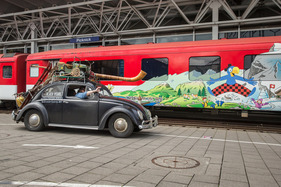 Volkswagen 1200 Export (1955) mit Zweitwagen im Gepäck – 75 Jahre VW in der Schweiz