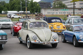 Bild Volkswagen 1200 Export (1956) Ovali-Käfer mit alten Kontrollschildern und Dachgepäckträger auf dem Besucherparkplatz – Swiss Classic World Luzern 2022