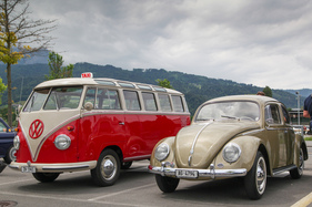 Volkswagen 1200 Export (1957) neben einem T1-Samba-Bus – Swiss Classic World Luzern 2022
