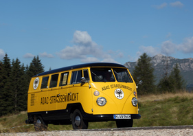 Volkswagen ADAC Transporter 1500 Typ 23 Kombi (1964) - ADAC Trentino Classic 2013 - Oldtimer-Wanderung um den Autostadt-Pokal