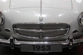 Volkswagen Beutler Cabriolet (1953) - das Wolfburger Wappen ziert den Bug (Techno Classica 2013)