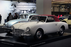 Bild Volkswagen Beutler Cabriolet (1953) - mit nur 3 gebauten Exemplaren superselten, daneben der Käfer mit über 20 Millionen gebauten Fahrzeugen (Techno Classica 2013)