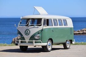 Volkswagen Campingbus (1960) – angeboten als Lot Nr. 107 bei der Artcurial-Versteigerung in Paris am 7. und 8. Februar 2025