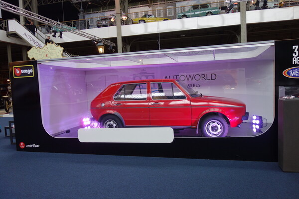 Volkswagen Golf Automatic (1975) als übergrosses Modellauto – Sonderausstellung "50 Years of Golf" in der Autoworld Brüssel