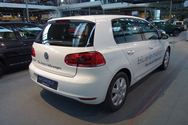 Volkswagen Golf Blue-E-Motion (2014) – Elektro-Golf – Sonderausstellung "50 Years of Golf" in der Autoworld Brüssel