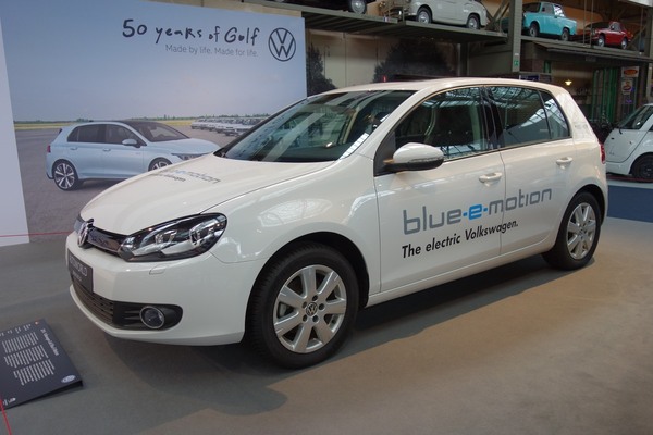 Volkswagen Golf Blue-E-Motion (2014) – Elektro-Golf – Sonderausstellung "50 Years of Golf" in der Autoworld Brüssel