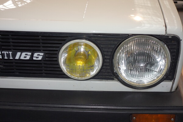 Volkswagen Golf GTI 16 S Oettinger (1980) mit Doppelscheinwerfern – Sonderausstellung "50 Years of Golf" in der Autoworld Brüssel