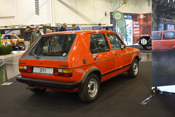 Volkswagen Golf GTI (1981) – wirbt für die Ausstellung "Faszination Tuning" in den Technikmuseen Sinsheim und Speyer – Essen Motor Show 2023