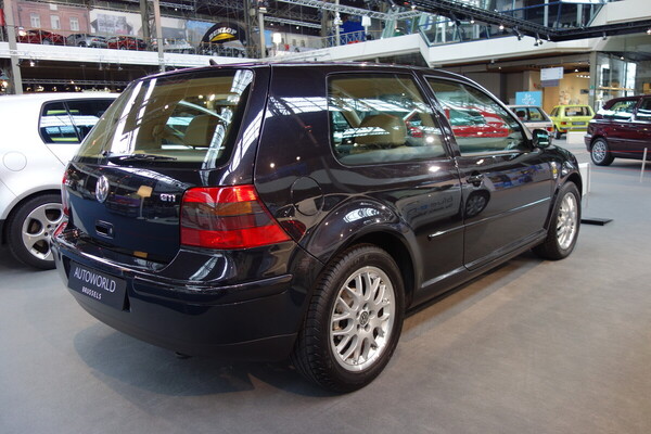 Volkswagen Golf GTI (2003) – kaum als solcher zu erkennen – Sonderausstellung "50 Years of Golf" in der Autoworld Brüssel