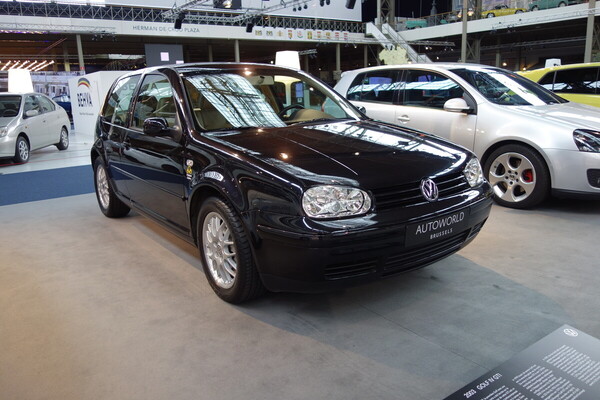 Volkswagen Golf GTI (2003) – kaum als solcher zu erkennen – Sonderausstellung "50 Years of Golf" in der Autoworld Brüssel