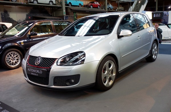 Volkswagen Golf GTI (2005) – mit ihm fand der GTI zurück zu alter Stärke – Sonderausstellung "50 Years of Golf" in der Autoworld Brüssel