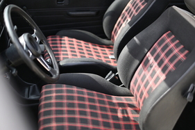 Volkswagen Golf I GTI (1976) - The famous checkered seats