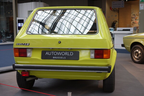 Volkswagen Golf LS (1975) – Heckansicht mit "Schwalbenschwanz" – Sonderausstellung "50 Years of Golf" in der Autoworld Brüssel