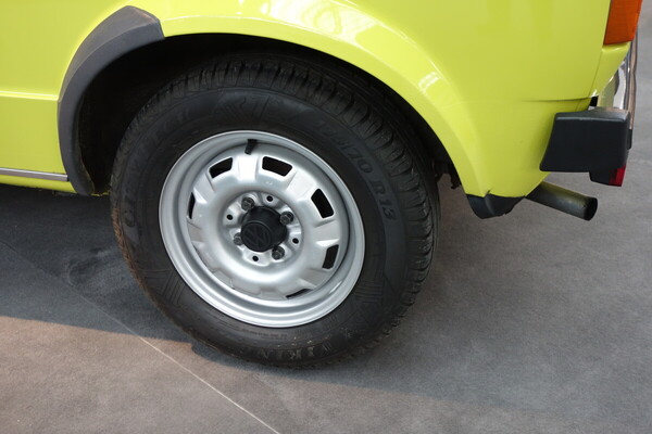 Volkswagen Golf LS (1975) – Reifen in der Dimension 175/70 R 13 waren damals nicht schmächtig – Sonderausstellung "50 Years of Golf" in der Autoworld Brüssel