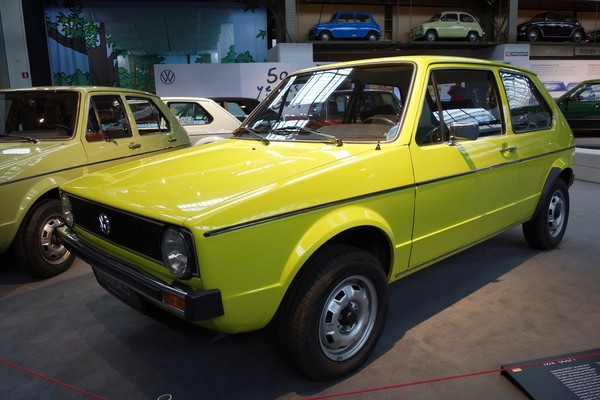 Volkswagen Golf LS (1975) – Sonderausstellung "50 Years of Golf" in der Autoworld Brüssel