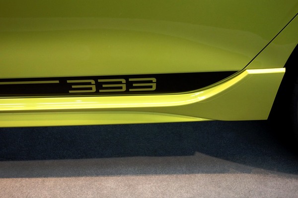 Volkswagen Golf R 333 Limited Edition (2023) – bezieht sich nicht auf die Issos-Keilerei – Sonderausstellung "50 Years of Golf" in der Autoworld Brüssel