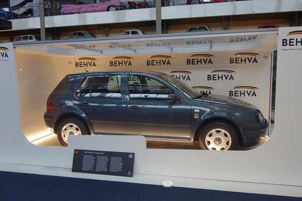 Bild Volkswagen Golf "Twenty Five" (1999) – Sondermodell anlässlich 25 Jahren VW Golf – Sonderausstellung "50 Years of Golf" in der Autoworld Brüssel