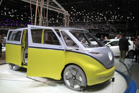 Bild Volkswagen I.D. Buzz (2017) - elektrisch, aber dem ursprünglichen Bulli nachempfunden - Genfer Autosalon 2017
