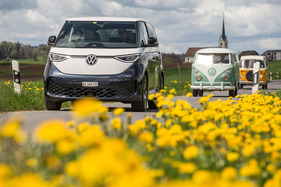 Volkswagen ID.Buzz (2023) vor seinem Urgrossvater – 75 Jahre VW in der Schweiz