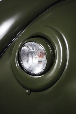 Volkswagen Käfer (1945) - Nachkriegsproduktion für das britische Militär. Aus Mangel mit Scheinwerfern des Kübelwagens