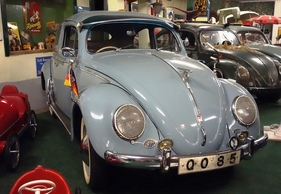 Volkswagen Käfer (1950) - Mit Rechtslenkung aus Zypern mit einem nachgrüstetem Zubehör. Die Figur auf dem Kofferraumdeckel war in den USA beliebt, in Deutschland aber nicht zulässig