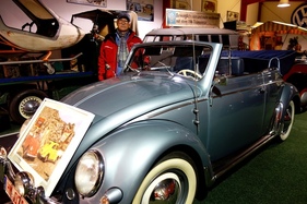 Volkswagen Käfer Cabrio (1957) - Traugott Grundmann mit seinem Käfercabrio. Das Fahrzeug war der Grundstein der heutigen Sammlung