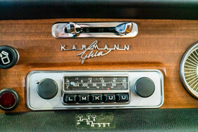 Volkswagen Karmann Ghia 1600 L Typ 34 (1968) - Auch über dem Radio wurde der schöne Karmann-Ghia-Schriftug angebracht