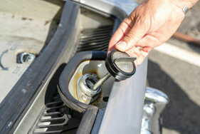 Volkswagen Karmann Ghia 1600 L Typ 34 (1968) - Der Deckel für den Öltank