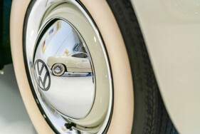 Volkswagen Karmann Ghia 1600 L Typ 34 (1968) - Weisswandreifen mit Chromkappen