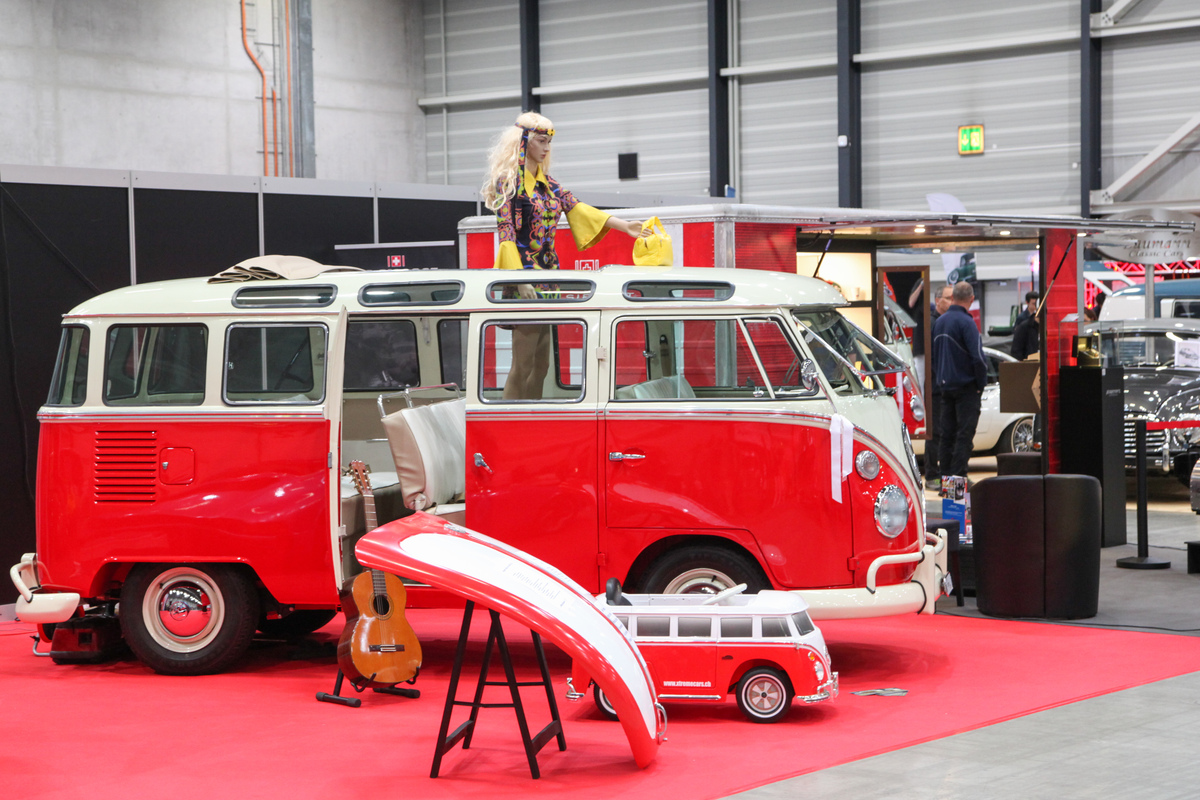 Volkswagen Kleinbus Sondermodell (1965) für ein echtes Hippie-Mobil ein wenig zu gut im Schuss – Swiss Classic World Luzern 2022