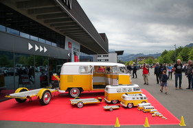 Volkswagen Kombi (1965) mit Nachwuchs – Swiss Classic World Luzern 2022