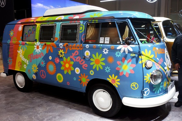 Volkswagen Kombi Campingbus (1965) in etwas zu sauberer Hippie-Bemalung – Classic Car Show Brussels 2022