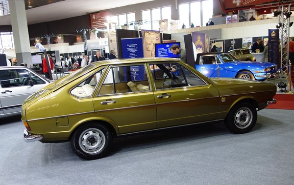 Volkswagen Passat LS Automatic (1973) – in "Oliv Metallic Y7Y7" – Interclassics Classic Car Show Brüssel 2023