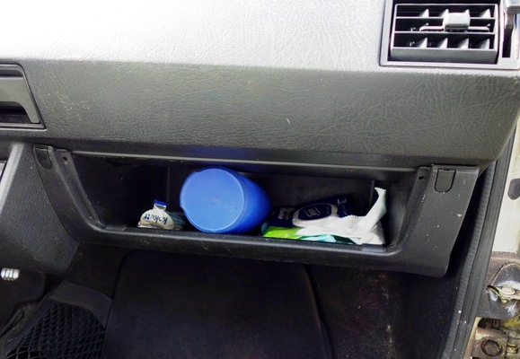 Volkswagen Polo Fox (1984) – Auch der Deckel des Handschuhfachs wurde weggespart, weshalb etwaiges Gerümpel immer entblösst ist