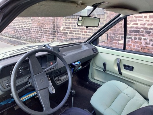 Volkswagen Polo Fox (1984) – Das Armaturenbrett war unabhängig von der Ausstattungsfarbe immer schwarz