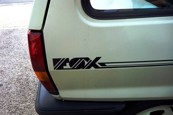 Volkswagen Polo Fox (1984) – Fox-Schriftzug und Zierstreifen auf dem hinteren Seitenteil
