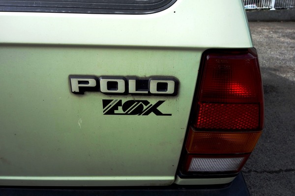 Volkswagen Polo Fox (1984) – Im Gegensatz zum dreidimensionalen Polo-Schriftzug ist das Fox-Signet nur ein Folienkleber