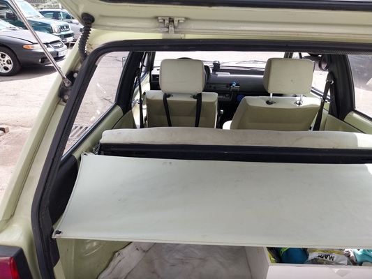 Volkswagen Polo Fox (1984) – Segeltuch statt Presspappe: Die "Hutablage" ist natürlich auch grün und wird an vier Punkten eingehängt