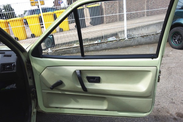 Volkswagen Polo Fox (1984) – Türverkleidungen in Wagenfarbe