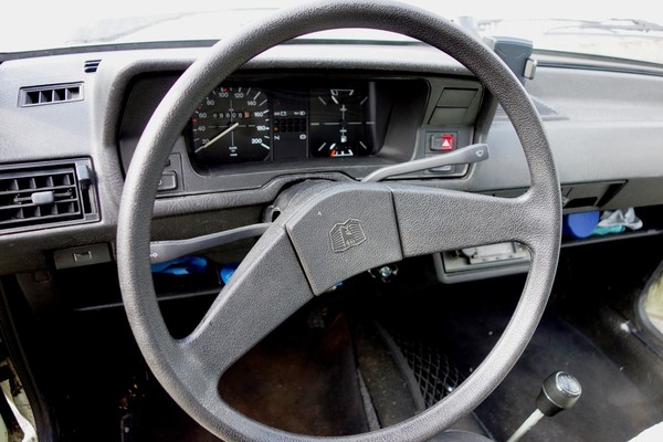 Volkswagen Polo Fox (1984) – dünnes Lenkrad und sparsames Cockpit