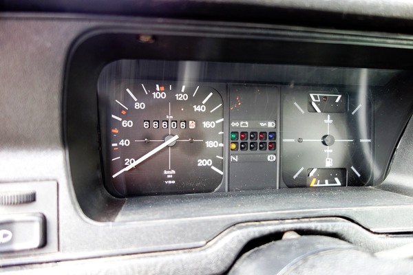 Volkswagen Polo Fox (1984) – sparsames Kombiinstrument, immerhin mit Choke-Warnleuchte