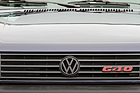 Volkswagen Polo G40 (1992) – Kühlergrill mit schwarzem Emblem und rotem Schriftzug