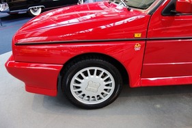 Volkswagen Rallye Golf (1989) verbreiteterte Kotflügel und "Sebring"-Leichtmetallräder – Sonderausstellung "50 Years of Golf" in der Autoworld Brüssel (1989)