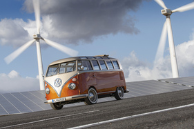 Volkswagen Studie e-BULLI (2020) – Die Ikone glänzt in der Zweifarblackierung „Energetic Orange Metallic“ : „Golden Sand Metallic MATTE“ Volkswagen Studie e-BULLI (2020) – Die Ikone glänzt in der Zweifarblackierung „Energetic Orange Metallic“ : „Golden Sand Metallic MATTE“