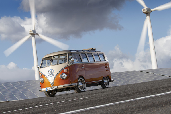 Volkswagen e-BULLI concept car (2020) - The icon shines in the two-tone paint finish "Energetic Orange Metallic" : "Golden Sand Metallic MATTE"
