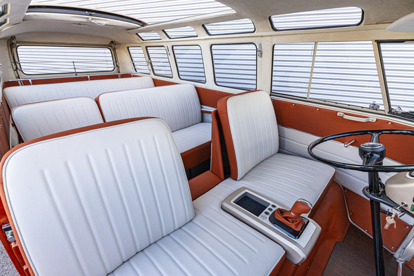 Volkswagen Studie e-BULLI (2020) – Die Sitzanlage ist – korrespondierend mit der Außenlackierung – zweifarbig in „Saint-Tropez“ / „Saffrano Orange“ gestaltet