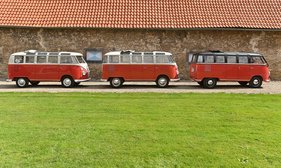 Volkswagen T1 Samba (1954) - Drei Mal T1, von links nach rechts stehhen die Jahrgänge 1965, 1962 und 1954