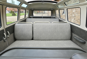 Volkswagen T1 Samba (1962) - Durch die vielen Fenster dringt viel Licht ins Innere