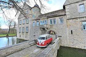 Bild Volkswagen T1 Samba (1965) - Ein Hippie-Bus vor königlichem Gehäuse