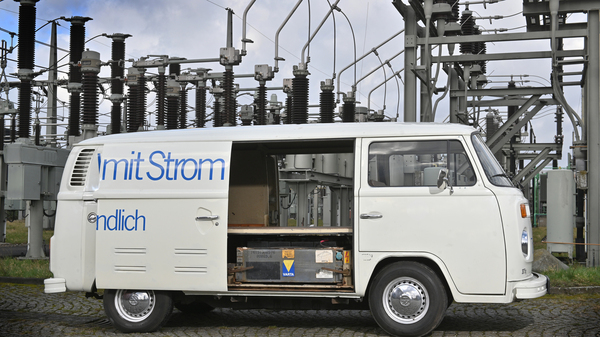 Bild: Volkswagen T2 Elektro (1977) – Die "Wechselbatterie hat eine Kapazität von 21,6 kWh
